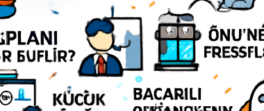Tabby kedisi pencereden dışarı bakıyor, yanında kitap ve kahve fincanı bulunan rahat bir oda.